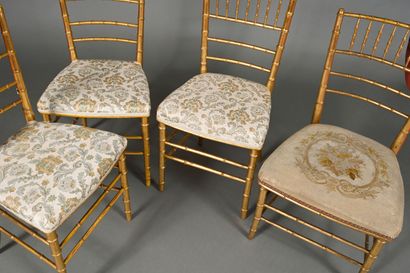 Suite de sept chaises en bois doré, tourné...