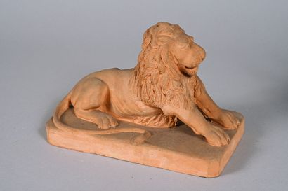 Lion couché sur une terrasse en terre cuite....