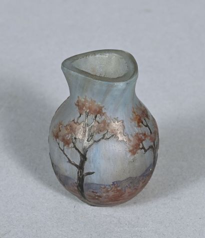 DAUM - NANCY 
Vase miniature à corps sphérique...