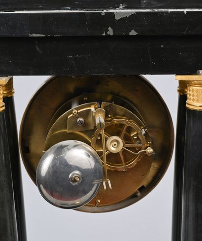 Pendule portique en marbre noir et bronze...