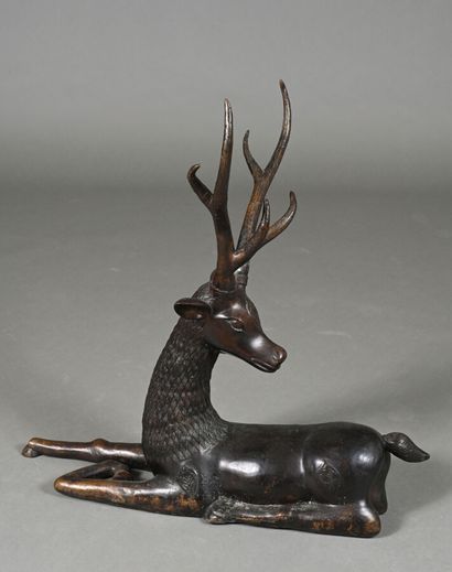 Sculpture en bronze patiné figurant un cerf...