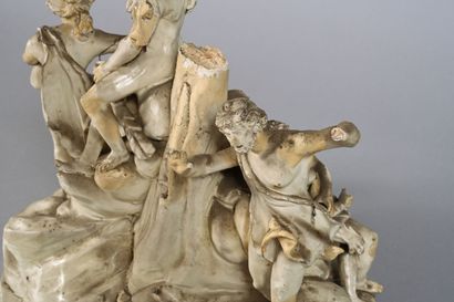 Groupe en céramique émaillée blanc figurant...