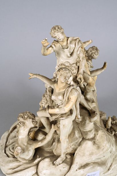 Groupe en céramique émaillée blanc figurant...