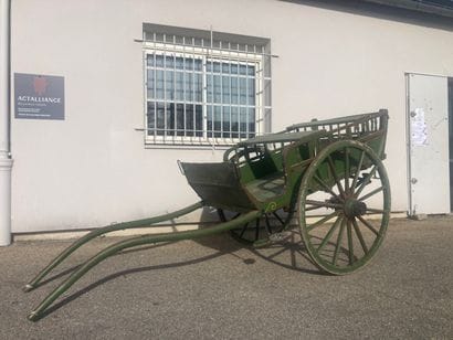 Voiture hippomobile en bois repeint en vert...