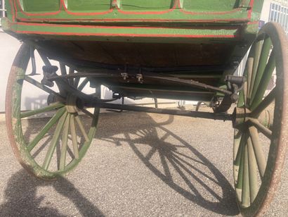 Voiture hippomobile en bois repeint en vert...