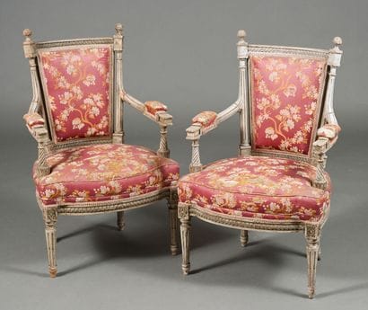 Paire de fauteuils cabriolet dans le style...