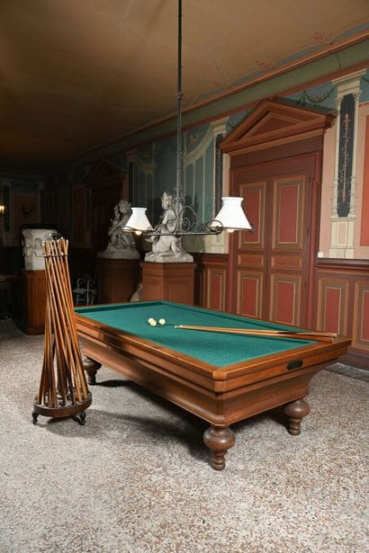 Billard français en noyer et hêtre, sur quatre...