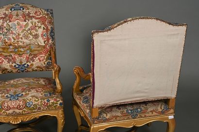 Paire de fauteuils à la Reine dans le style...
