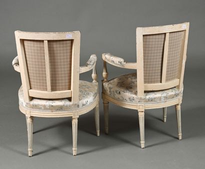 Paire de fauteuils cabriolet en bois repeint...