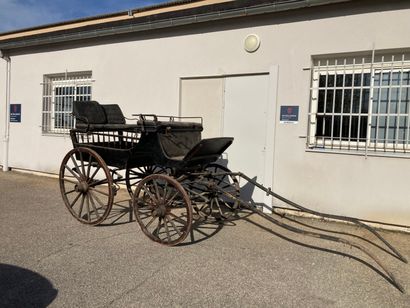 Voiture hippomobile de type calèche en bois...