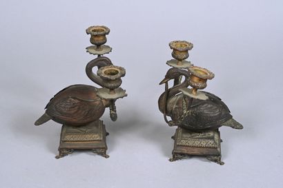 Paire de bougeoirs en laiton à deux bras...