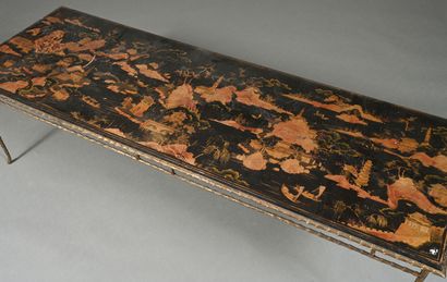 Table basse à grand plateau à décor à la...