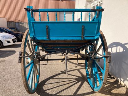 Voiture hippomobile en bois repeint en bleu,...