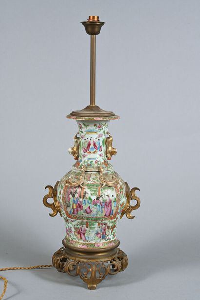Chine, Canton, fin XIXe siècle 
Vase balustre...
