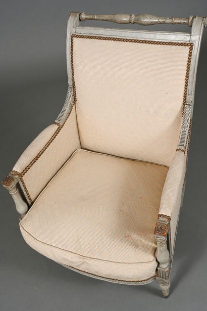 Bergère en hêtre repeint, à barrette, consoles...