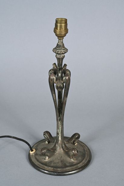 TRAVAIL FRANÇAIS 
Pied de lampe en métal...