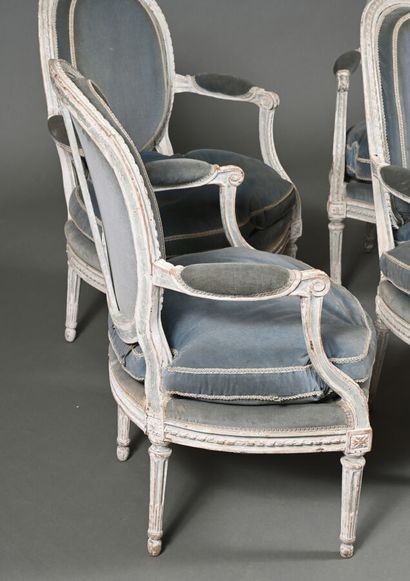 Suite de quatre fauteuils médaillon en hêtre...