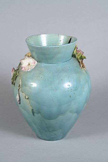 Vase en barbotine à décor polychrome de fleurs...
