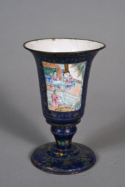 CHINE, 
Coupe en forme de calice sur piédouche,...