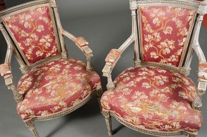 Paire de fauteuils cabriolet dans le style...