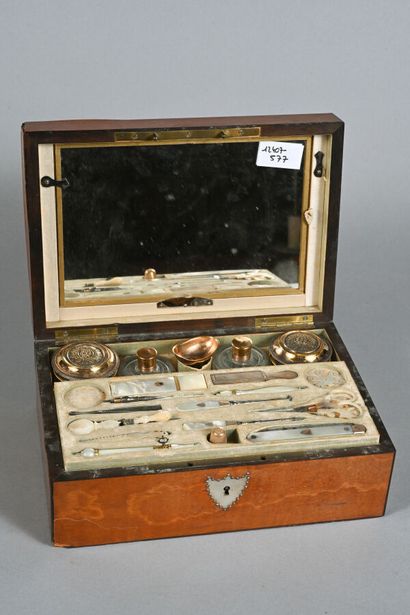 Nécessaire à couture dans un coffret en bois...