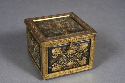 Petite boite en métal à âme en bois, à décor...