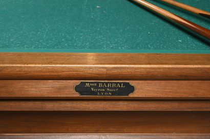 Billard français en noyer et hêtre, sur quatre...