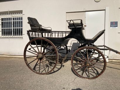 Voiture hippomobile de type calèche en bois...