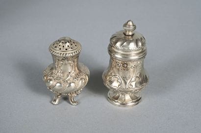 Poivrier dans le style Rocaille à décor de...