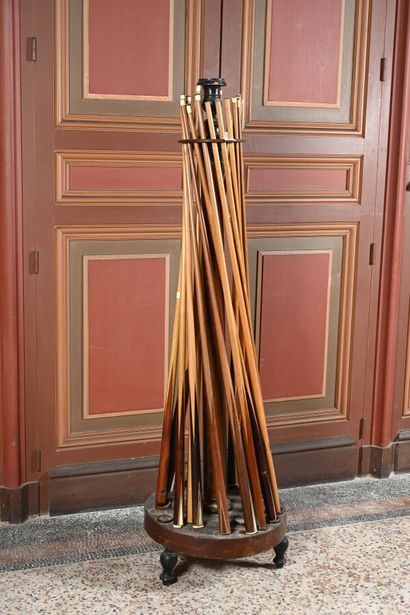 Billard français en noyer et hêtre, sur quatre...