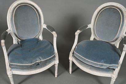 Suite de quatre fauteuils médaillon en hêtre...
