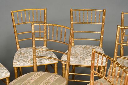 Suite de sept chaises en bois doré, tourné...