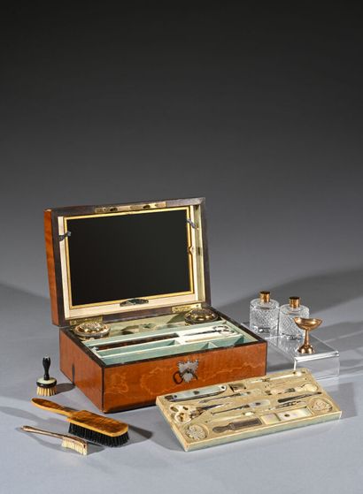 Nécessaire à couture dans un coffret en bois...