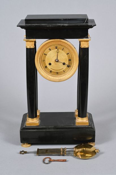 Pendule portique en marbre noir et bronze...