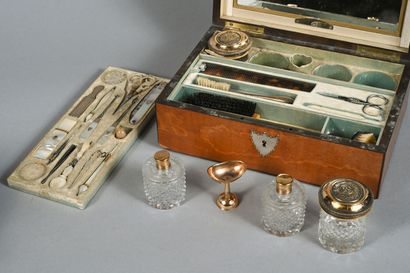 Nécessaire à couture dans un coffret en bois...
