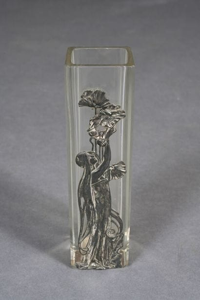 TRAVAIL FRANÇAIS 
Vase en épais verre blanc...
