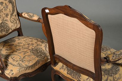 Paire de fauteuils à la Reine dans le style...