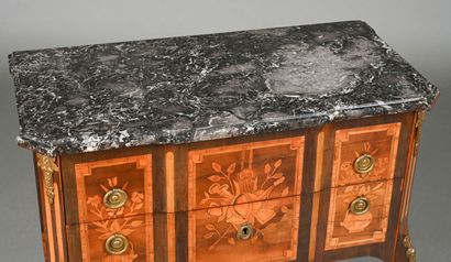 Commode en sauteuse Transition Louis XV-Louis...