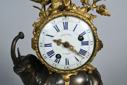 Pendule à l'éléphant, la trompe en l'air,...