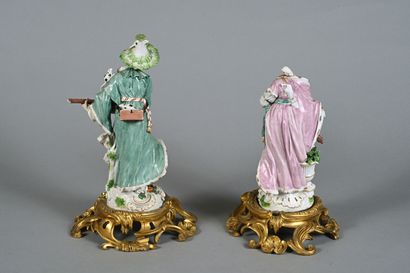 Paire de statuettes en porcelaine polychrome...