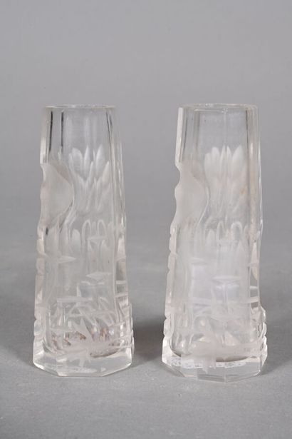 TRAVAIL FRANÇAIS 
Paire de vases en cristal...