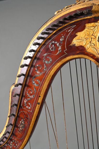 Harpe à mécanisme à crochets pour 38 cordes...