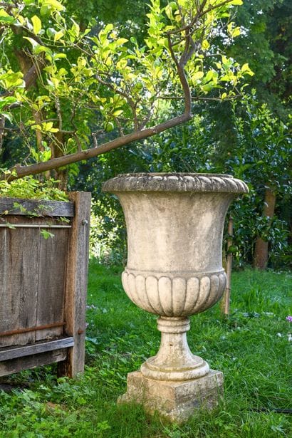 Paire de vases Médicis de jardin en marbre...