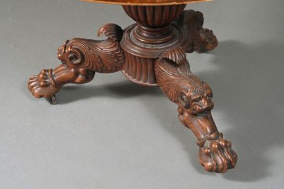 Guéridon en acajou et placage d'acajou, le...