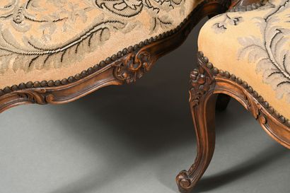 Paire de fauteuils à la Reine dans le style...