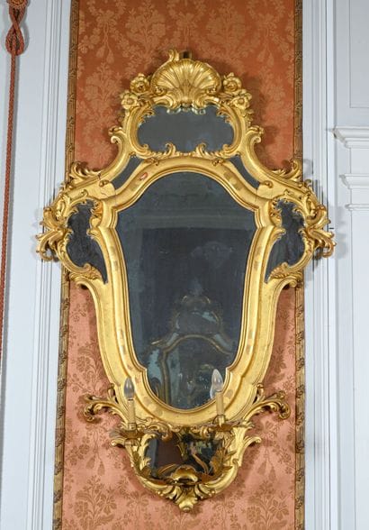 Paire de miroirs à parecloses dans le style...