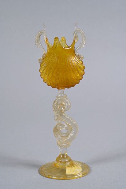 MURANO. Joli vase sur pied, soufflé, pincé,...