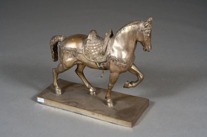 Cheval en bronze argenté, sur socle, sellé...