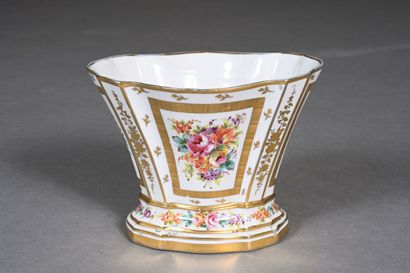 Vase de forme éventail sur socle en porcelaine...
