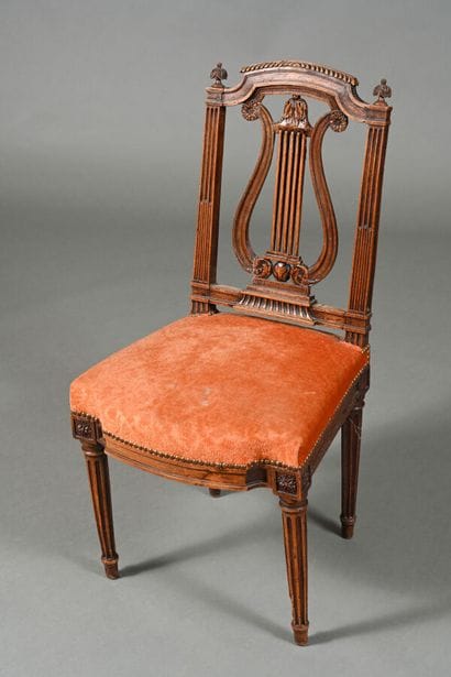Petite chaise en noyer mouluré, sculpté de...